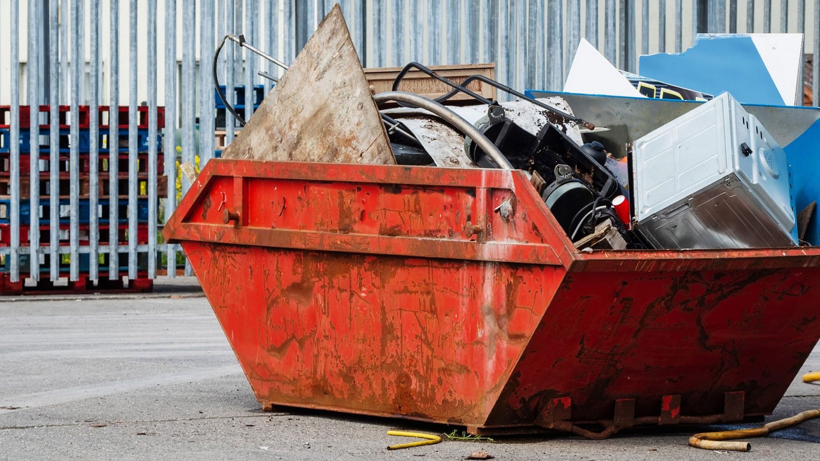 KR Skip Hire & Wste Management in Newark, Retford. Kkilled and approachable team of  contractors have many years' experience in commercial and domestic demolition, waste clearance and skip hire services in the Retford area